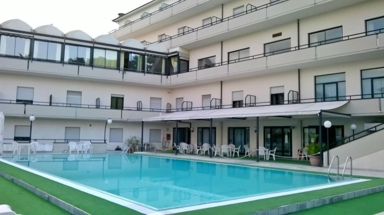 Hotel Du Parc Atri Exterior photo
